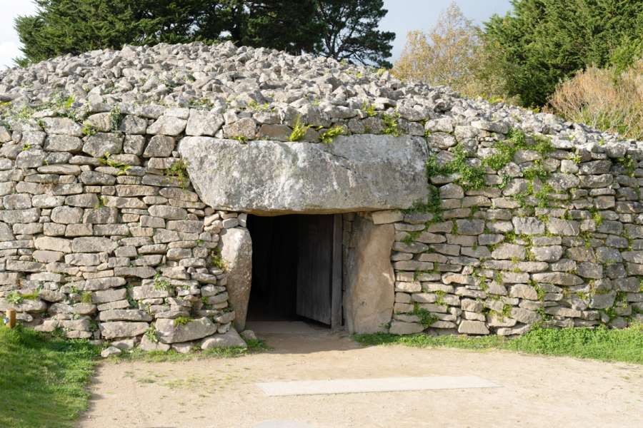 Bretagne: Die Steinreihen von Carnac - Hügelgrab